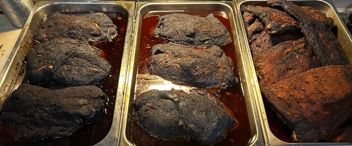 30 kilos de merveilles qui vont fondre dans la bouche... 12 heures de fumage au bois de chene...